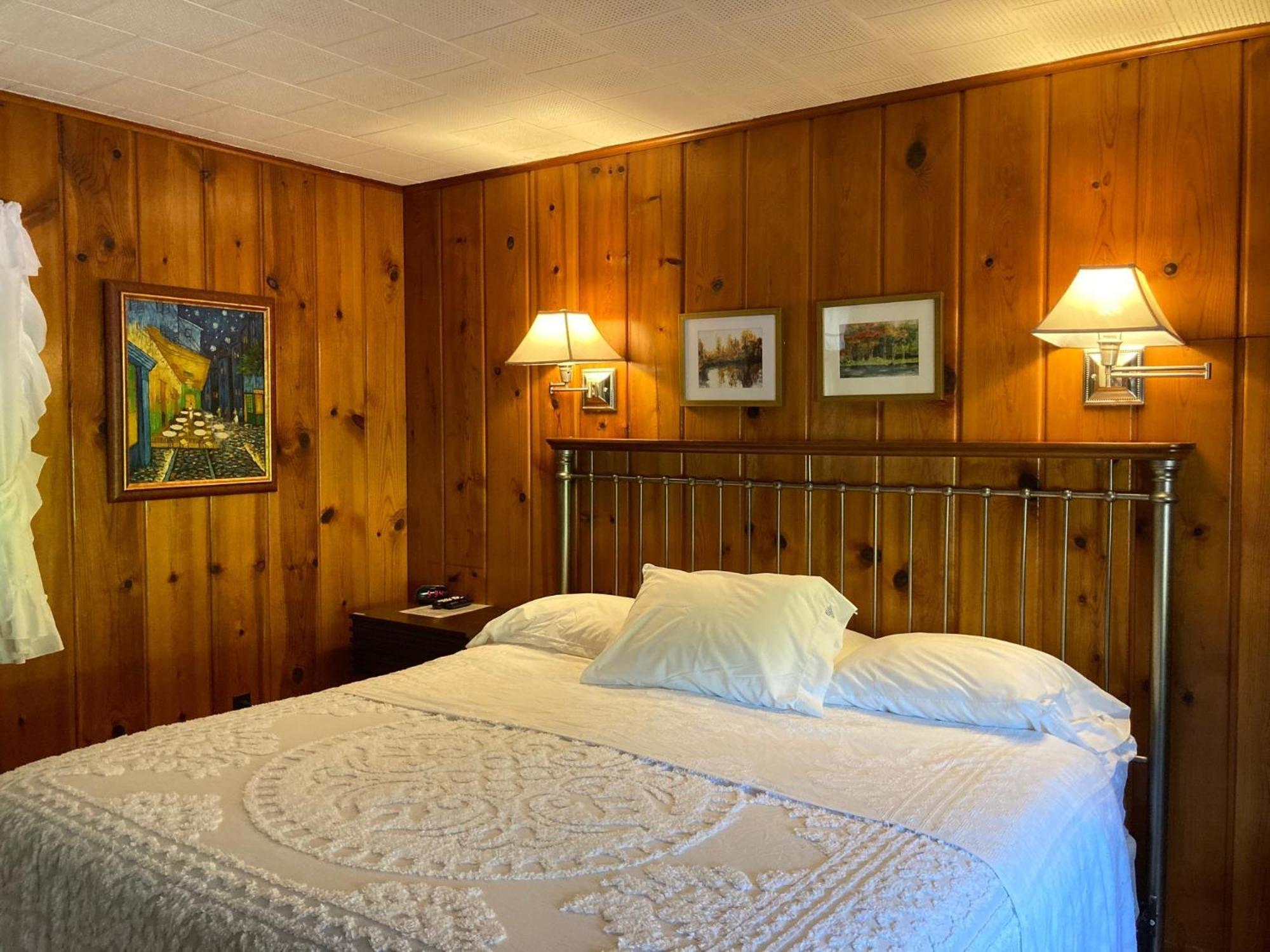 Ludington Blue Spruce Inn Екстериор снимка